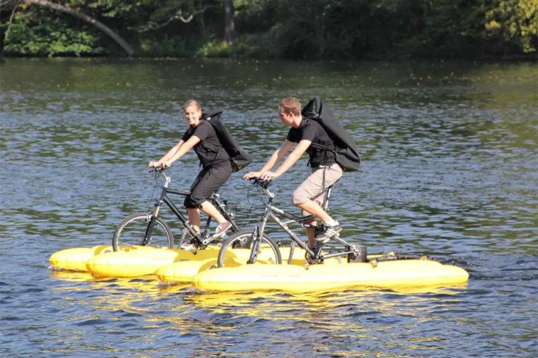 Bild: Mit dem Fahrrad übers Wasser gleiten