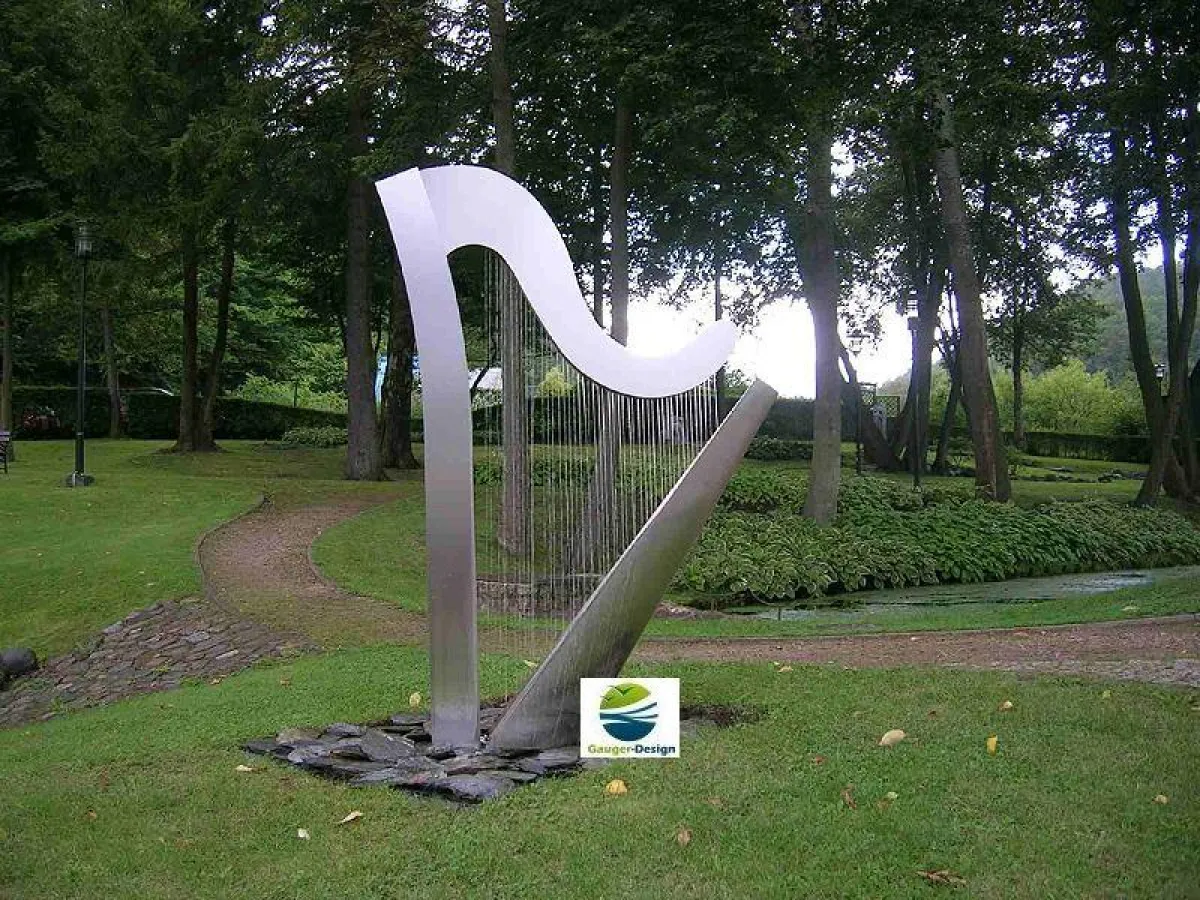 Edelstahlbrunnen Harfe