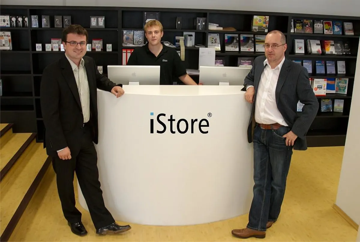 Wolfgang Asbeck (links) und Markus Kneissl-Stettner (rechts) mit iStore Mitarbeiter