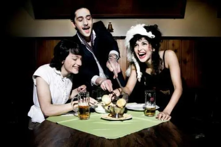 Turbulentes türkisches Familientreffen mit Volksliedern Bild: Turbulentes türkisches Familientreffen mit Volksliedern