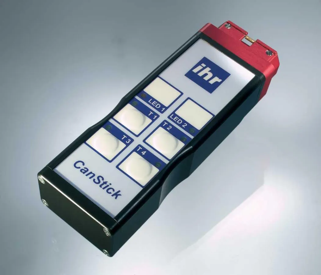 Der CANStick ist ein autarkes CAN-Kommunikationsgerät für die Fahrzeugelektronik, das auf die OBD-2-Schnittstelle aufgesteckt wird. Foto: ihr GmB