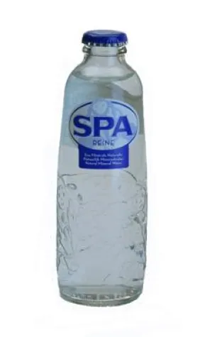 Bild: Mehrweg-Flasche von Spa mit dekorativer Prägung