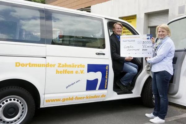 Bild: Der Dortmunder Zahnärzteverein spendet 5000 Euro für einen Transporter an ConSol Dortmund gGmbH