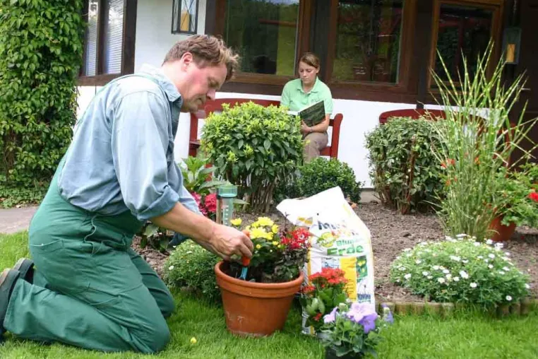 Bild: Naturprofi - Naturschutz beginnt im eigenen Garten - Torffreie Blumenerde schützt unsere Moore