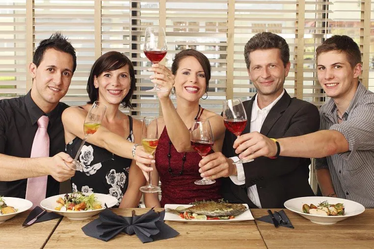 1.000 Restaurants engagieren sich mit Tischefrei.de gegen den Welthunger. Am 01.10.2011 geht es los Bild: 1.000 Restaurants engagieren sich mit Tischefrei.de gegen den Welthunger. Am 01.10.2011 geht es los