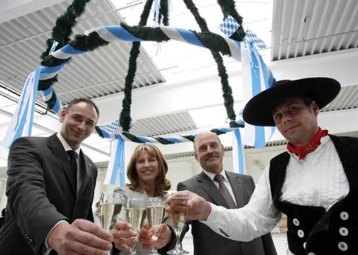 Von links nach rechts: Lutz Rucktäschel (MAX BAHR Geschäftsführer), Alexandra Tumulka (Bauherrin und Investorin), Hans Schaidinger (Oberbürgermeister) und Lothar Vogl (Dachdecker)