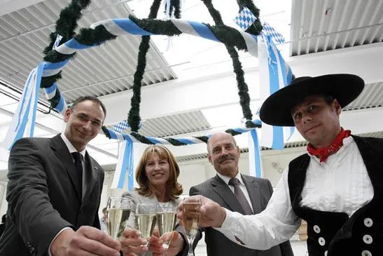 Max Bahr feiert Richtfest in Regensburg Bild: Max Bahr feiert Richtfest in Regensburg