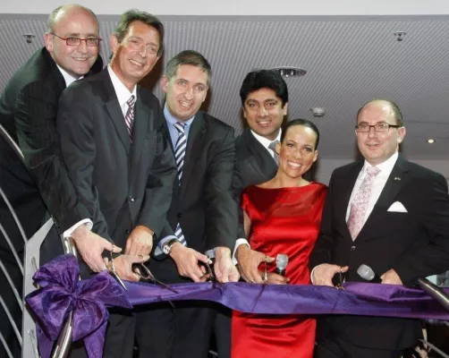 Bild: Happy Landing in der größten Flughafen-Lounge der Welt: Grand Opening des Radisson Blu Hotel, Hamburg Airport