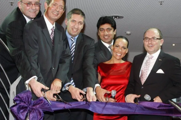 Bild: Happy Landing in der größten Flughafen-Lounge der Welt: Grand Opening des Radisson Blu Hotel, Hamburg Airport
