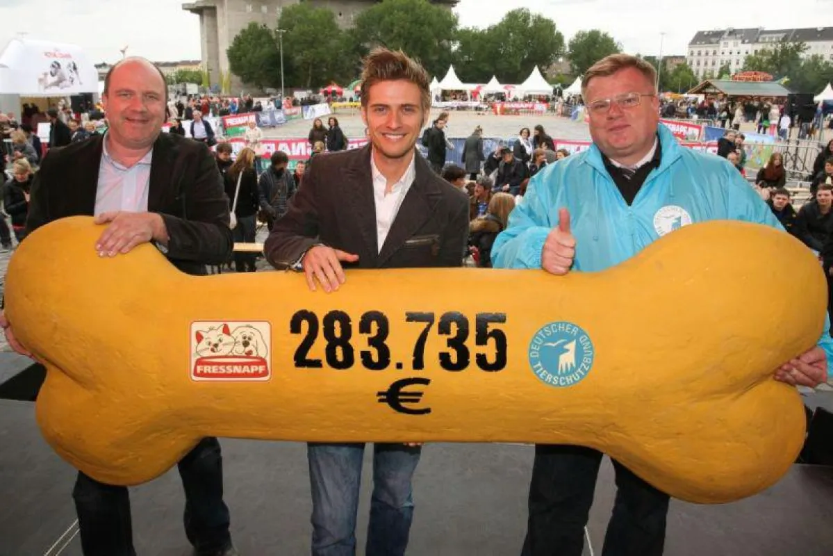 Achim Schütz (l.) übergibt 283.735 Euro an Thomas Schröder (r.). Stargast war Jörn Schlönvoigt.