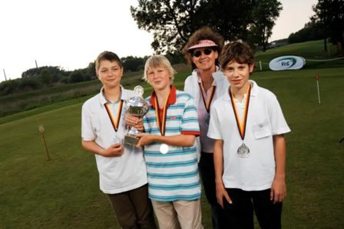 Gruppenbild mit Dame: Das Siegertrio des Abschlag Schule-Pokals 2007 vom Goethe-Gymnasiums aus Bensheim: Nils Sonnabend (13), Alexander Wolfsteiner (13), Fabian Demtröder (12) (vlnr.), im Hintergrund: