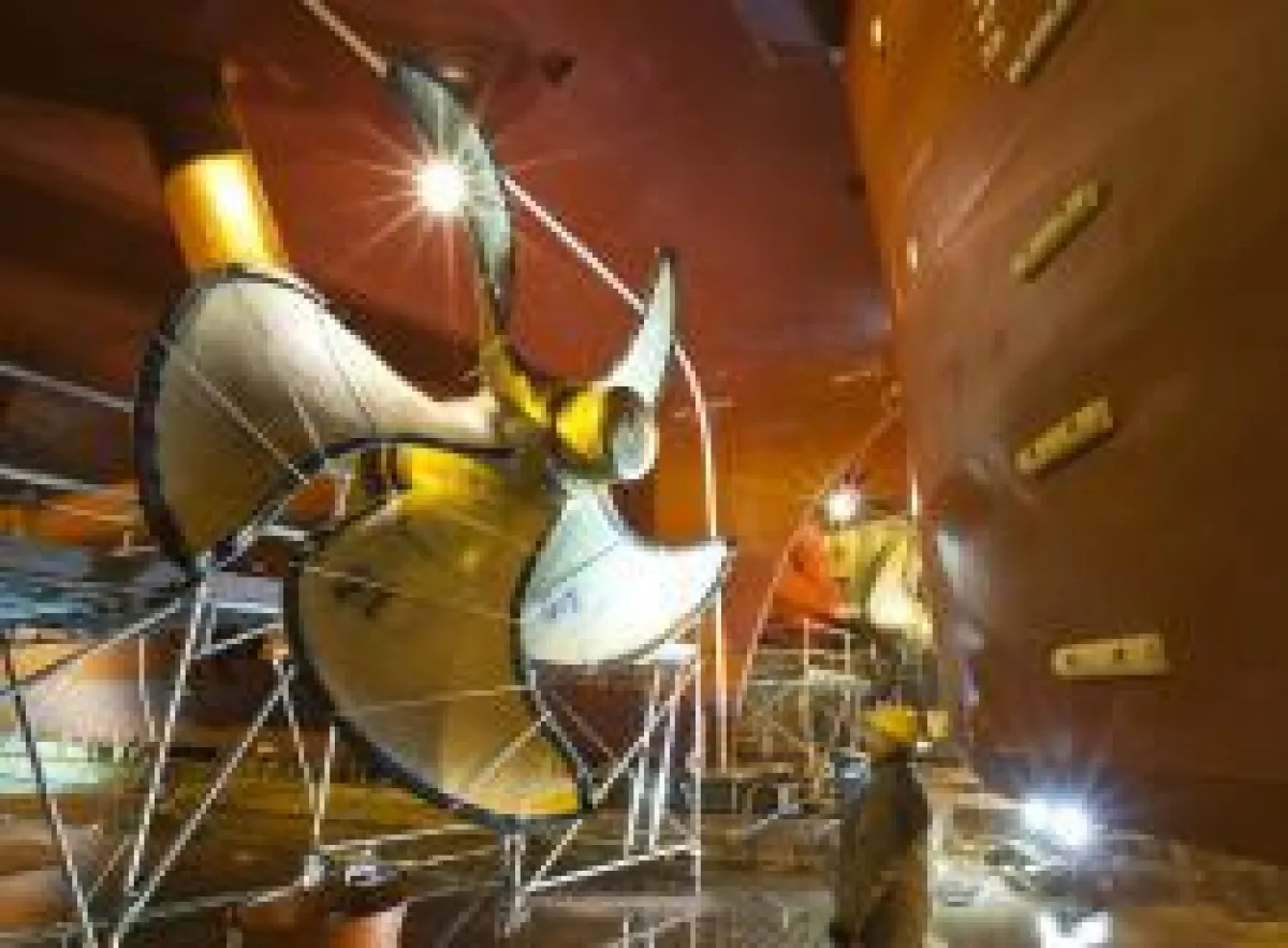 Propellereinbau am neuen Kreuzfahrtschiff AIDAstella