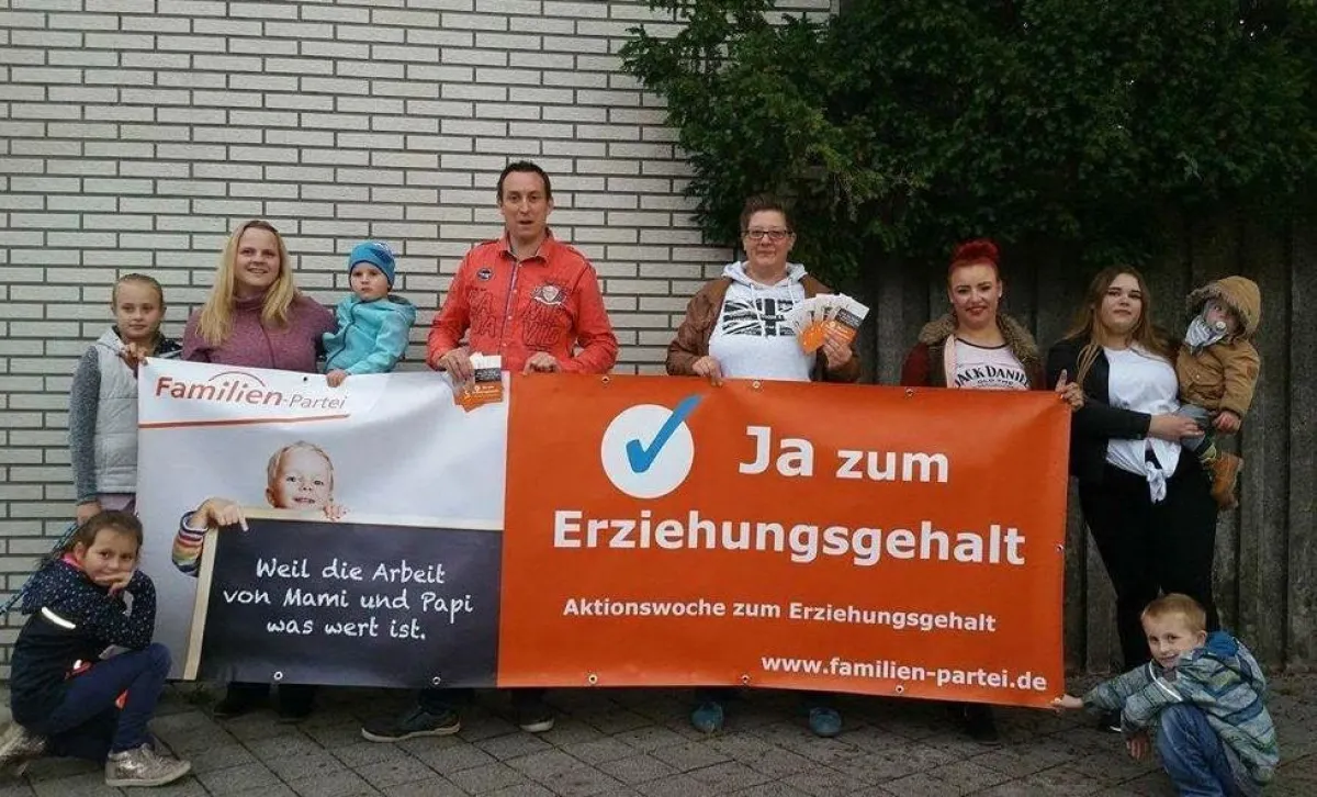 Landesvorsitzender Basian Michel mit Wolfsburger MItgliedern beim Wahlkampfauftakt