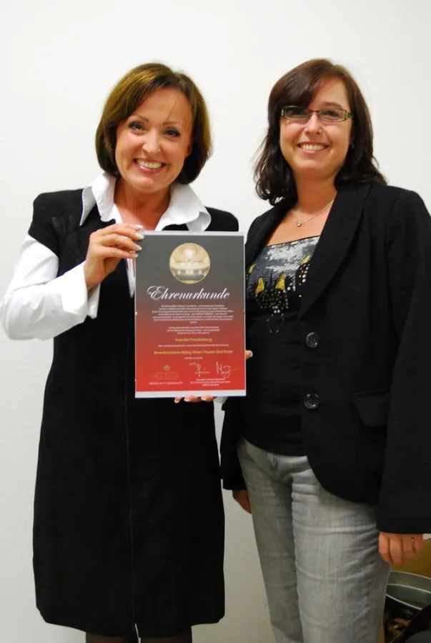 Ute Freudenberg und Heike Schlack bei der Urkundenübergabe im König Albert Theater Bad Elster