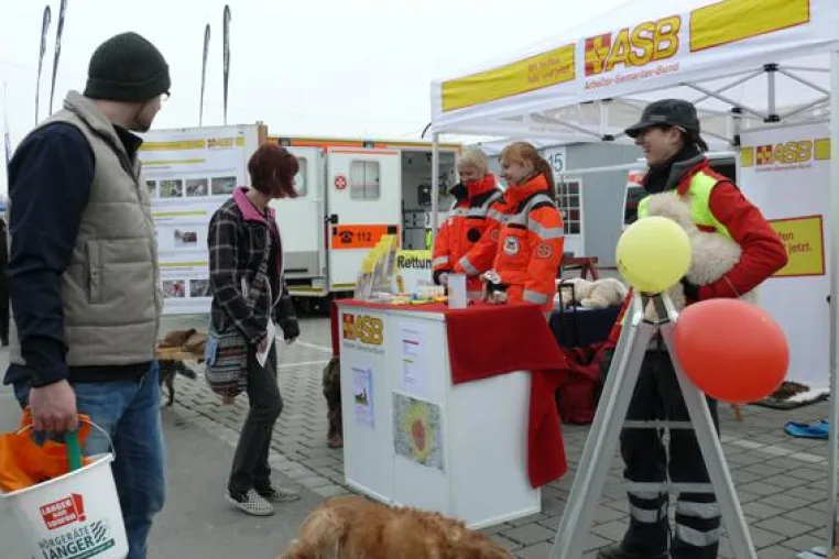 Die ASB-Rettungshundestaffel Ingolstadt bei der Mittelbayerischen Ausstellung miba Bild: Die ASB-Rettungshundestaffel Ingolstadt bei der Mittelbayerischen Ausstellung miba
