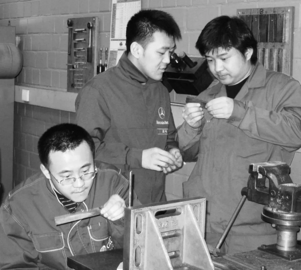 Chinesische Lehrlinge der Kfz-Mechatroniker-Ausbildung im Berufsbildungszentrum der Handwerkskammer Lüneburg-Stade