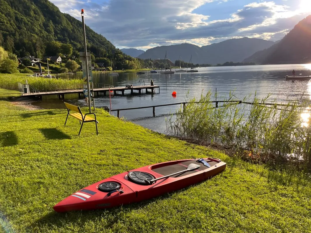 SUP zum Ausleihen am Ossiacher See (© Thomas Dickhoff)