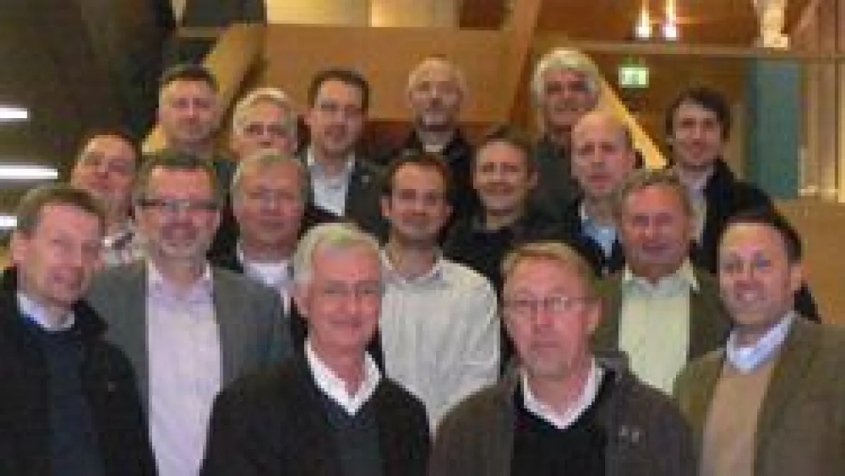 Gründungsversammlung mit dem gewählten Vorstand Josef Schmees (1. V l.), Prof.Volker Schiermeyer(3.v.l.) und Frank Miebach (1.v.r.)