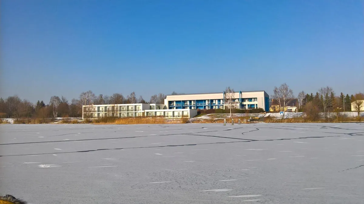 Das Strandhotel am Senftenberger See im Winter. Foto: Zweckverband Lausitzer Seenland Brandenburg