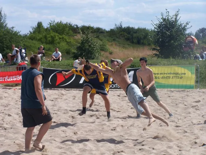 Bild: Über 200 Teilnehmer kicken bei den Jubiläumscups des SFBeach-sportspoint-Soccercups 2007