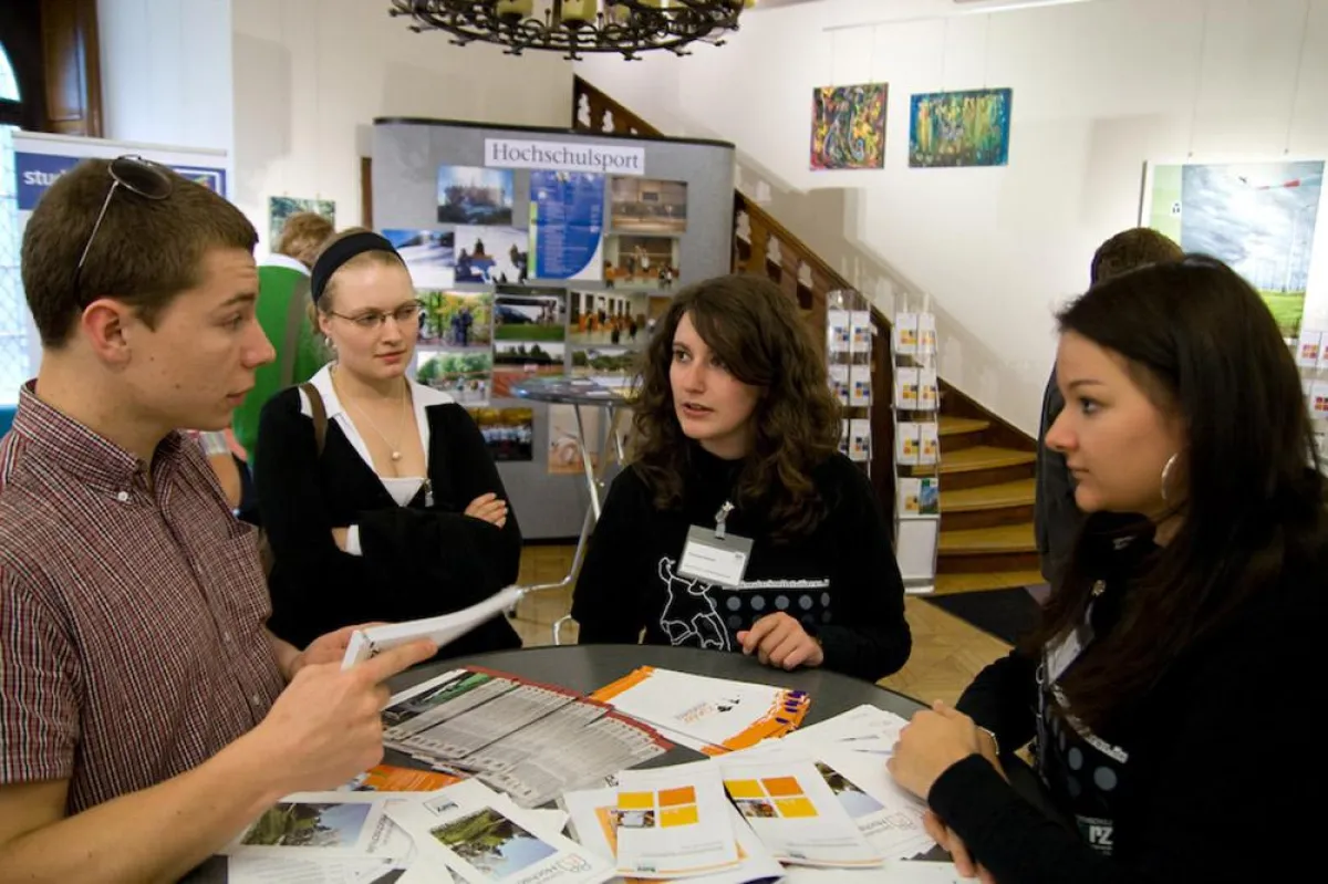 Zahlreiche Studieninteressierte nutzten am Tag der offenen Tür der Hochschule Harz die Gelegenheit, sich von Studierenden und Professoren zu einem Studium an den beiden Standorten Wernigerode und Halb