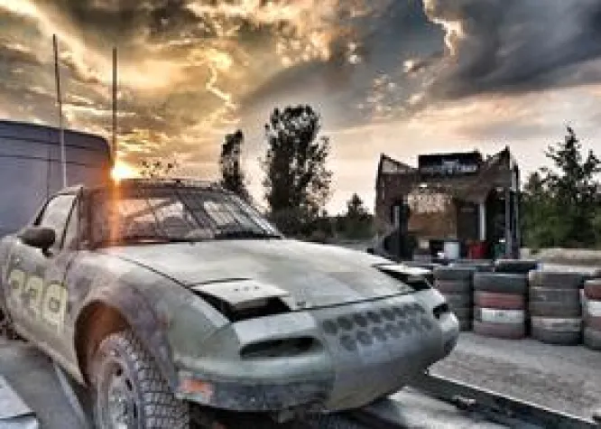 Bild: Girl with yellow heart startet beim Devil´s Race auf DMAX