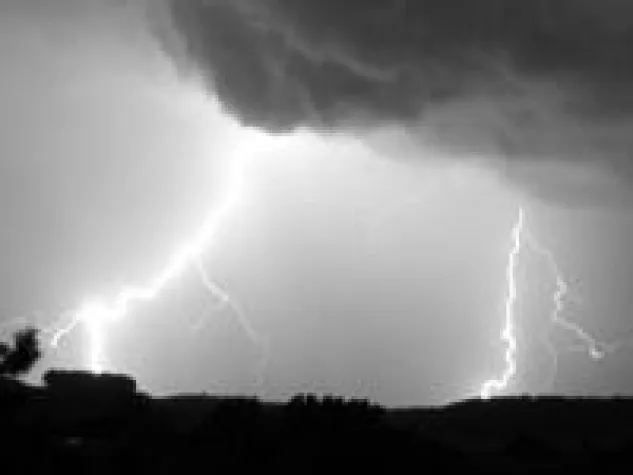 Bild: Aus heiterem Himmel - Warum der Mensch Blitze anzieht