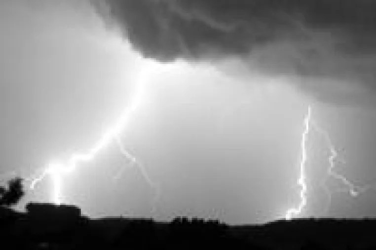 Bild: Aus heiterem Himmel - Warum der Mensch Blitze anzieht