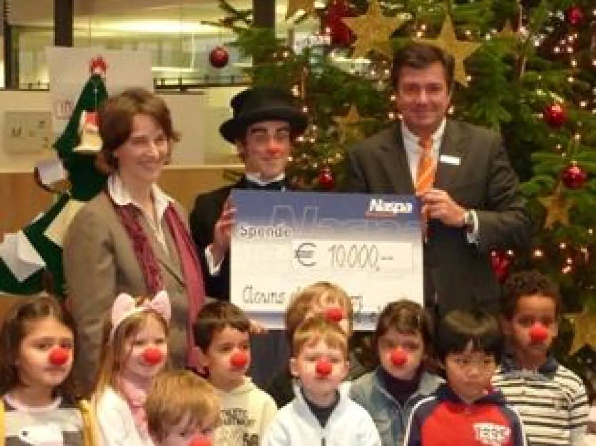 Naspa Vorstandsvorsitzender Stephan ziegler übergibt den Spendenscheck.