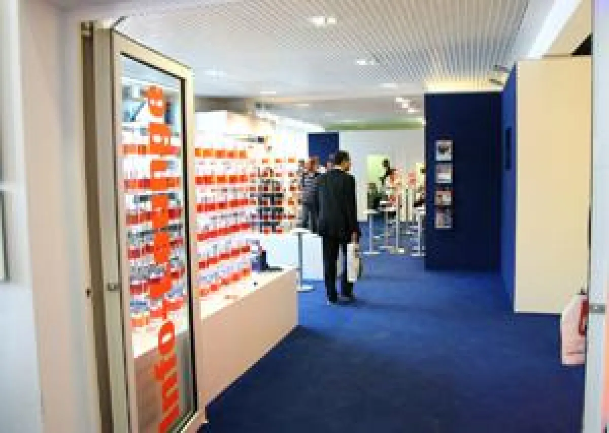 Große HKL-Infolounge auf der bauma 2010: Experten informieren Besucher umfassend über Miete, Anwendungsbereiche und Einsatz von Baumaschinen.