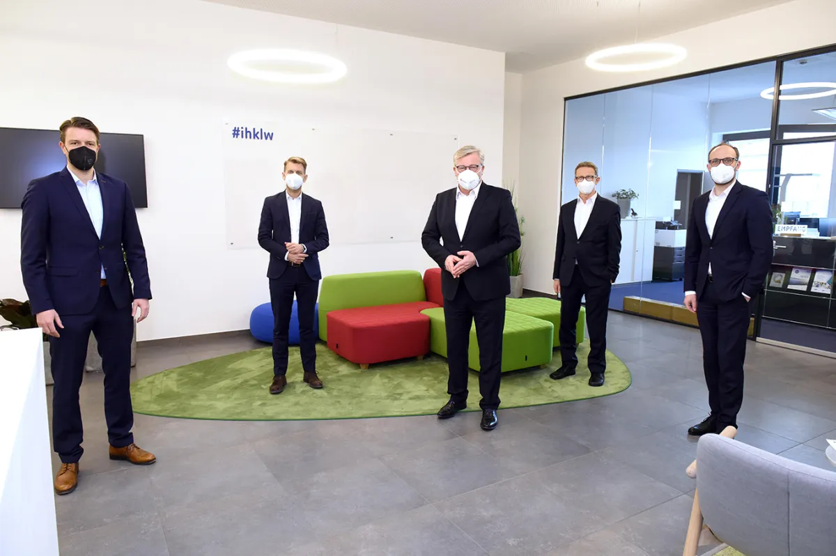 v.l.: Michael Wilkens, Dennis Weilmann, Dr. Bernd Althusmann, Klaus Mohrs und Jens Hofschröer (© Lars Landmann)