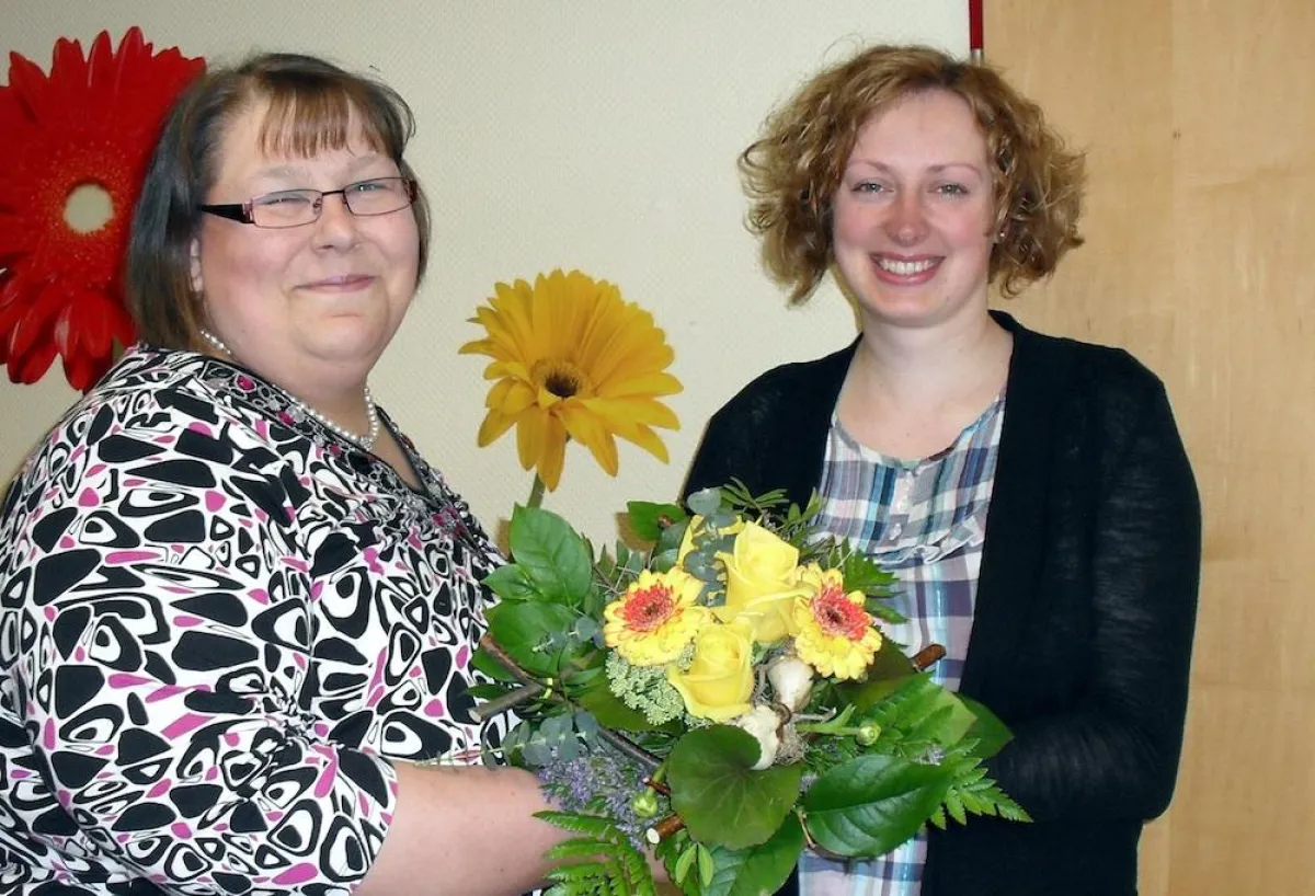 Jasmin Dehl (Geschäftsführung Team Vinco; r.) überreicht einen Frühlingsstrauß an Inhaberin Gabriela Rojas Ramos (Pflegedienst Vivantus)