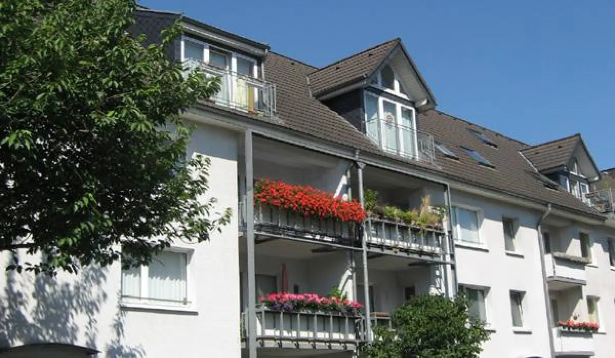 Das Objekt 'Engelsbrunnen' in Köln-Lindenthal, direkt am Clarenbach-Kanal