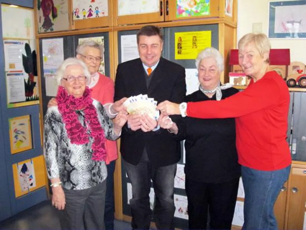 Spendenübergabe an Frank Fleßer von der Elterninitiative