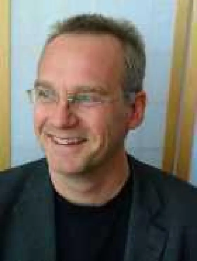 proDentum Geschäftsführer und Inhaber Matthias Kaiser erklärt im TV Interview Preiswerten Zahnersatz