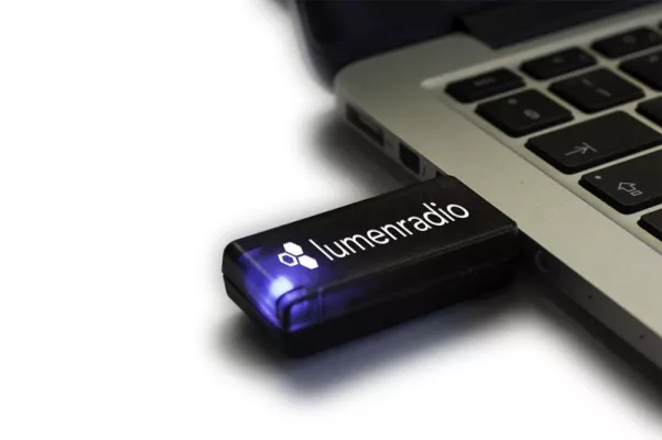 Bild: USB-Stick von LumenRadio für drahtlose DMX-Übertragung lieferbar