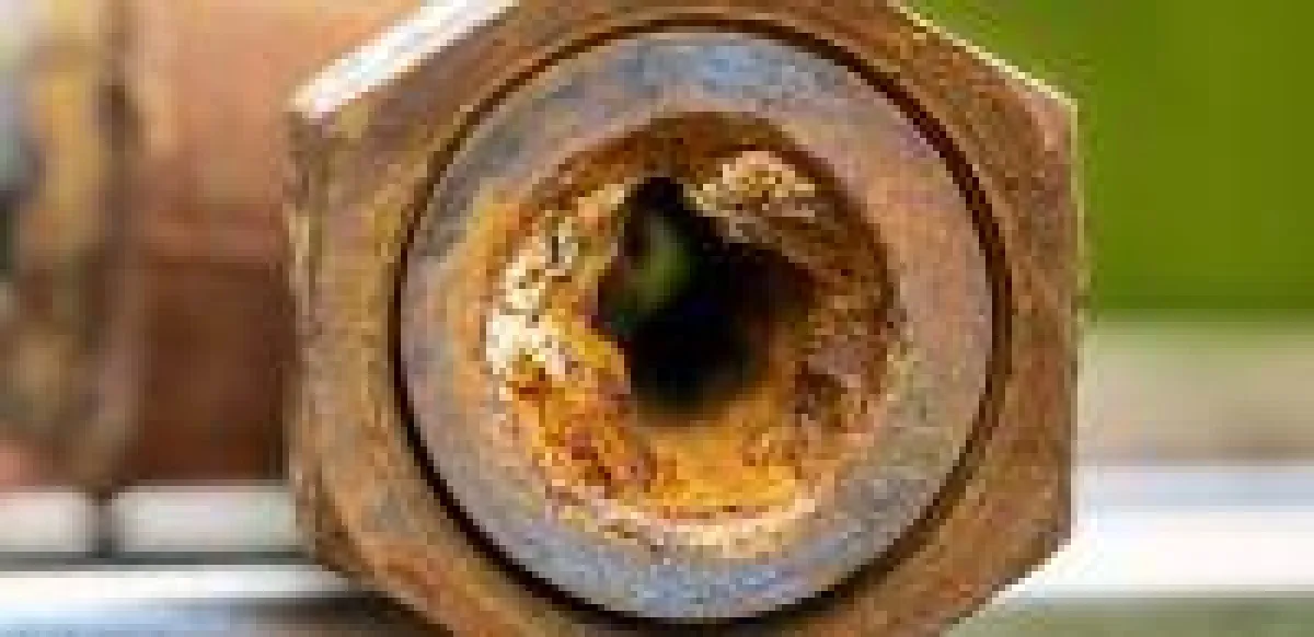 Verklebene Kalkablagerungen verursachen Kosten