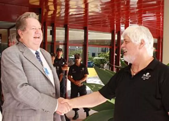 Bild: WDSF-Kuratoriumsmitglied Watson anlässlich IWC-Konferenz in Portugal polizeilich festgehalten