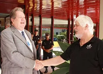 Bild: WDSF-Kuratoriumsmitglied Watson anlässlich IWC-Konferenz in Portugal polizeilich festgehalten