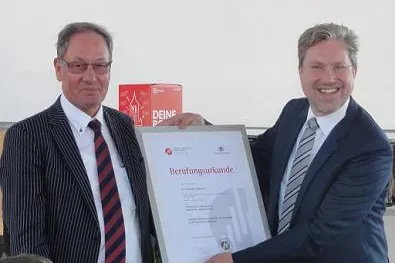 Bild: Präsident Prof. Dr. Franz Egle beruft Dr. Christoph Sandbrink zum Professor an der HdWM