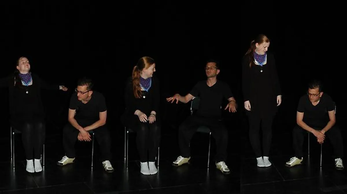 Teilnehmer des Schauspielunterrichts beim Studium einer Szene aus Hamlet, Foto: Gianni Sarto