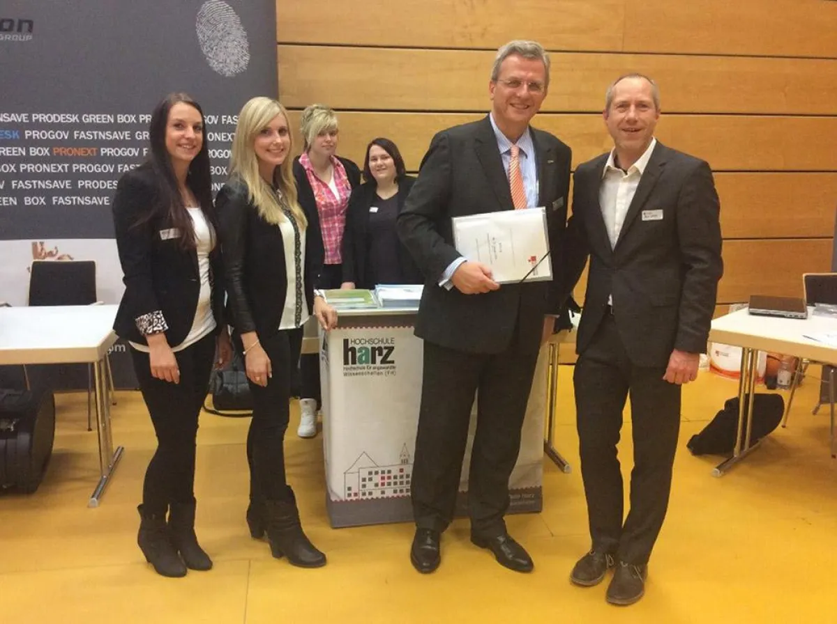 Prof. Dr. Jens Weiß (r.) und Dr. Michael Wandersleb (Vorstandsvorsitzender der KITU, 2.v r.)