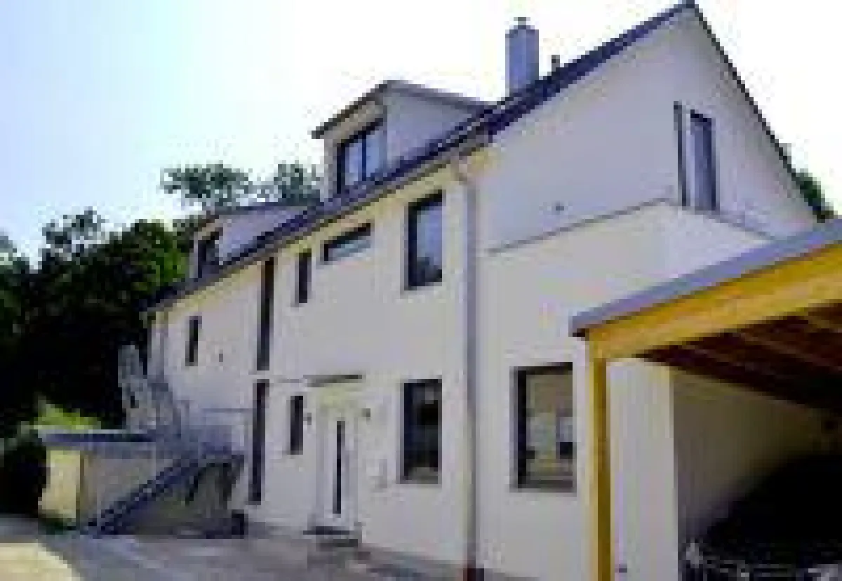 Optisch eine Einheit: Rechts der massive Ziegelneubau, links das energetisch optimierte Bestandsgebäude (Bild: Unipor, München).