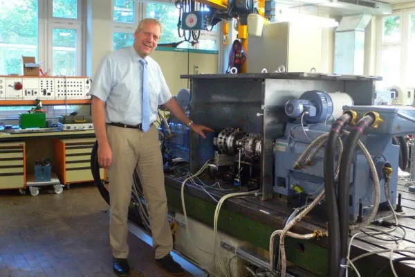 Neuer Prüfstand für effizientere Fahrzeug-Antriebe Bild: Neuer Prüfstand für effizientere Fahrzeug-Antriebe