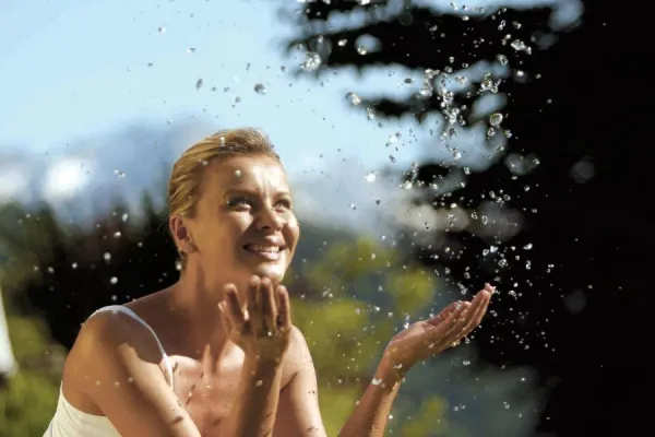 Bild: Happy Aging statt Anti-Aging - Ein Aufenthalt in den Wellness-Hotels & Resorts sorgt für das innere Strahlen