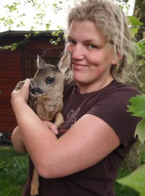 Bild: Bambimutter mit Herz – Katharina Neeb von der Wildtierstation Hamburg