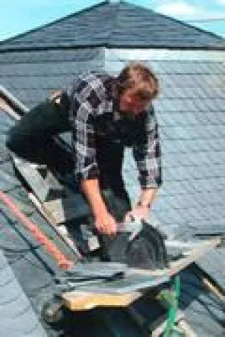 Reparaturen am Dach Bild: Reparaturen am Dach