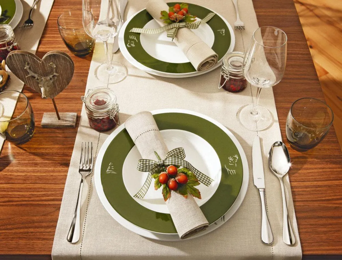 Klassische Wildsaison: die Porzellan-Serie „Pirsch“ mit Hirschdekor sowie passender Tischwäsche.