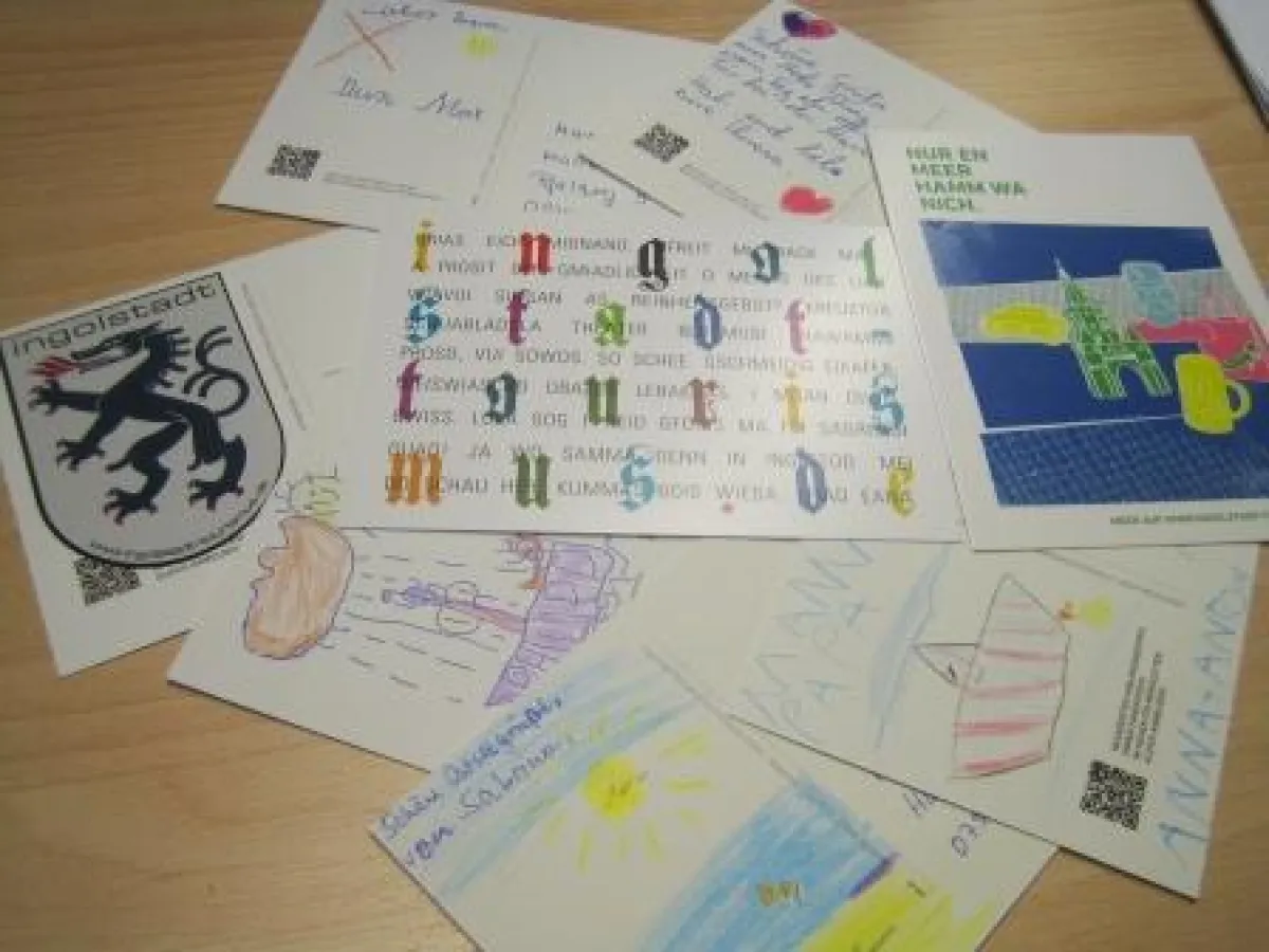Zahlreiche Kinder und Jugendliche beteiligten sich an der Postkartenwerkstatt der ITK