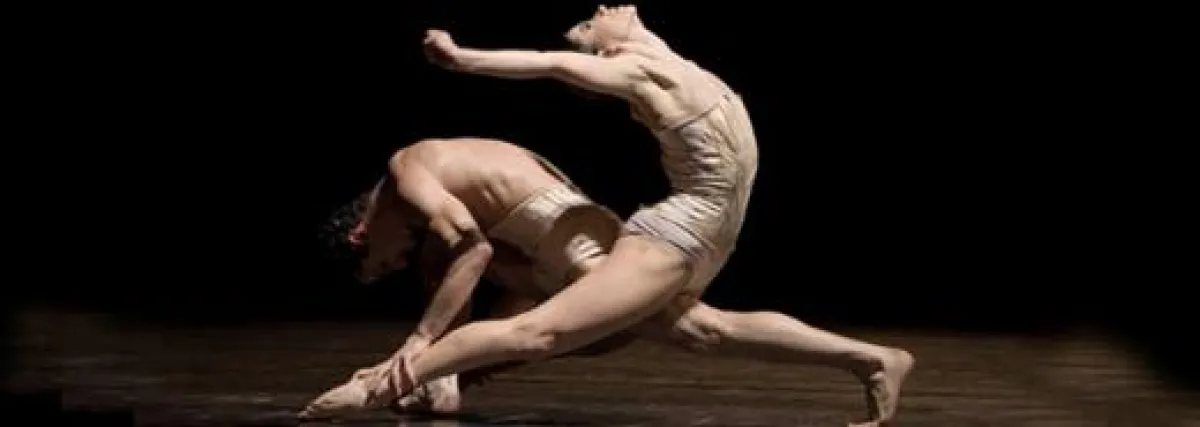 Ji?í Kyliáns »Petit Mort« handelt von Aggressivität, Energie und Stille und Verletzlichkeit